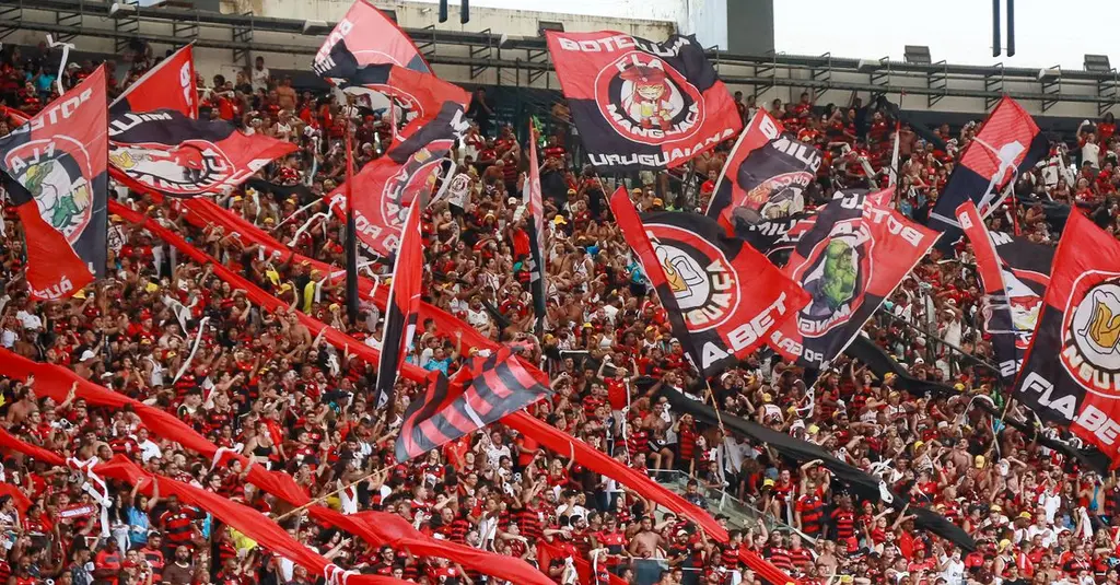 No Maracanã, torcedores do Flamengo protestam contra proibição das bets e xingam Lula