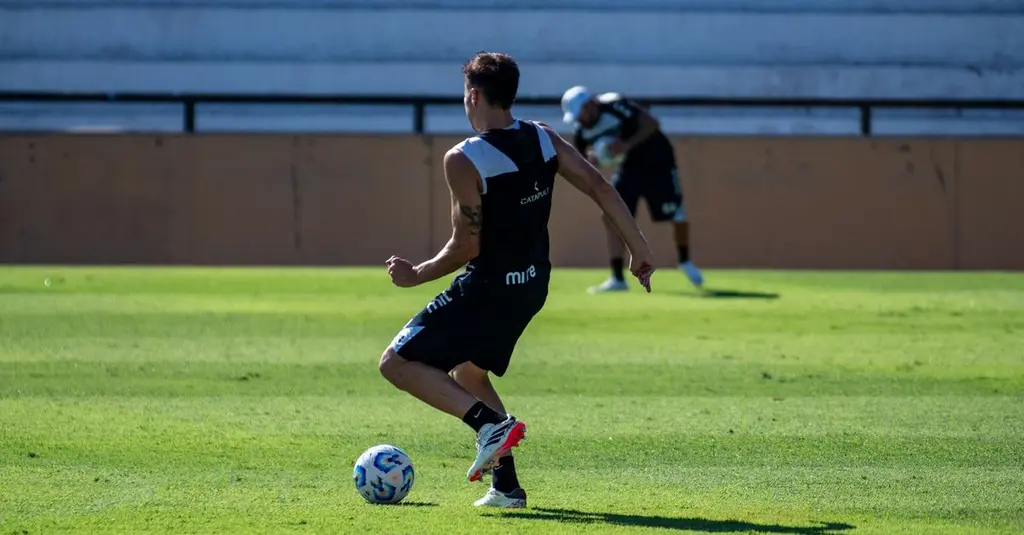 São Paulo exibe "Proibir não é proteger" na camisa em vitória sobre o Vasco